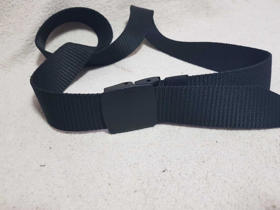 мъжки черен колан с автоматична пластмасова тока, лек и удобен