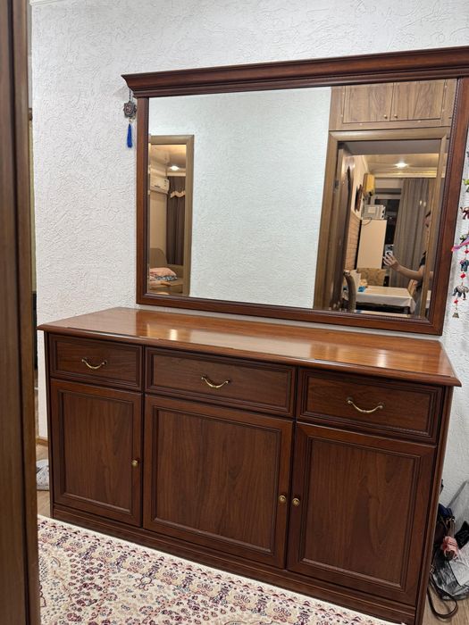 Продам дубовый комод с зеркалом