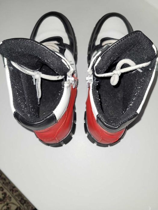 Срочно Продам кроссовки кожаные