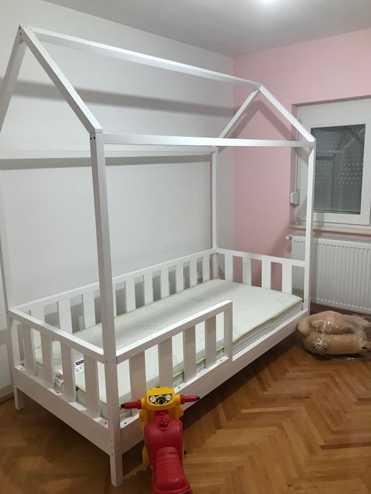 Pat casă Montessori 90 × 200 cm din lemn masiv – alb – stare foarte bună
