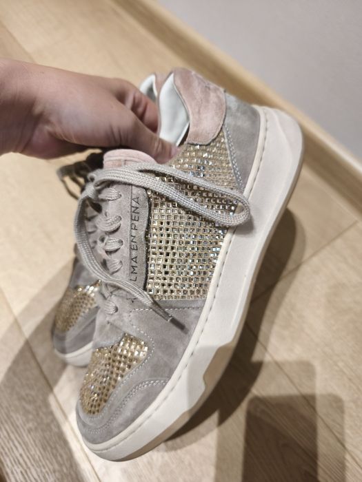 Adidasi Alma en pena