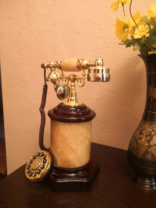 Телефон кнопочный.