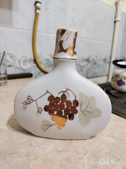 Винтажный фарфоровый штоф (графин) «Виноград» ЛФЗ, СССР