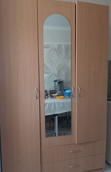 Продам шкаф с зеркалом