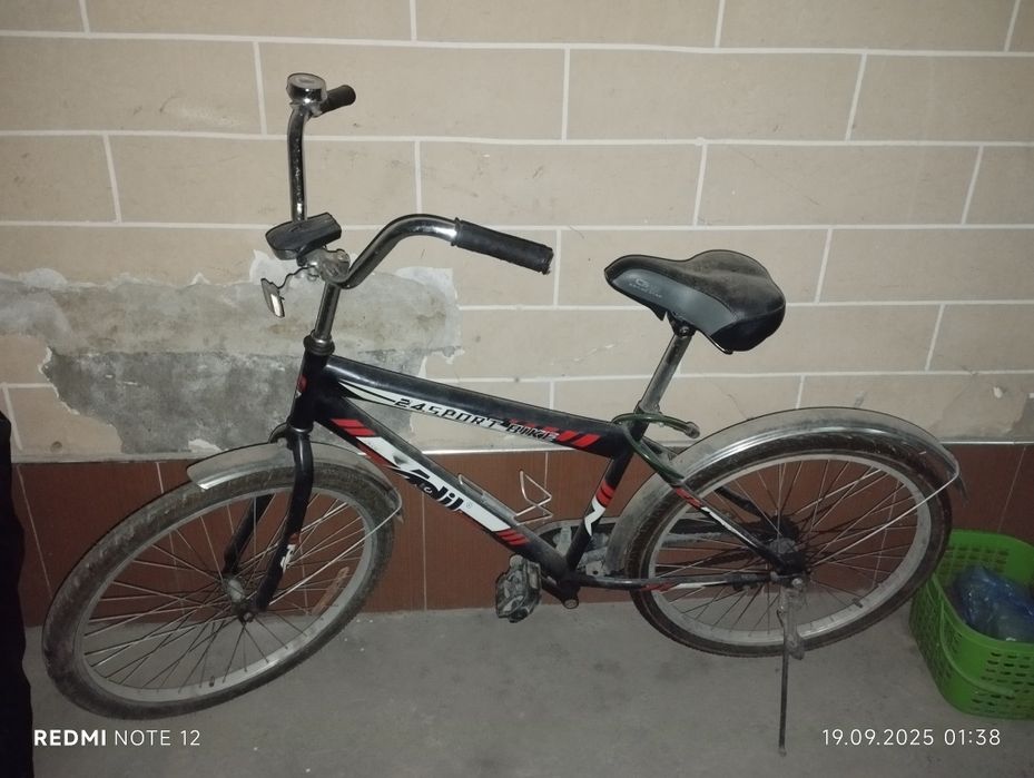 Электровелосипед и простой велосипед вместе