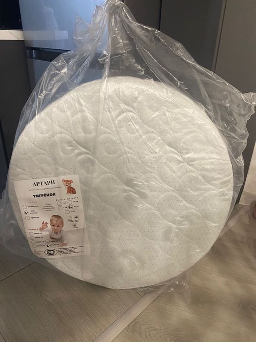 Продам  кроватку с 2 мя матрасами