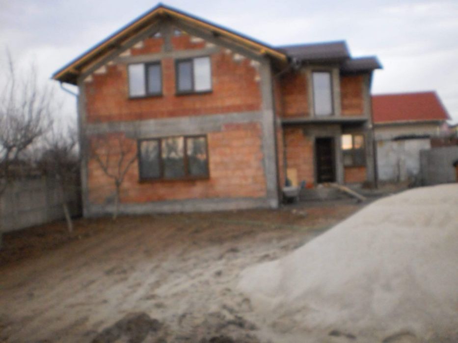 Vind casa zona damila la intrare in carter.