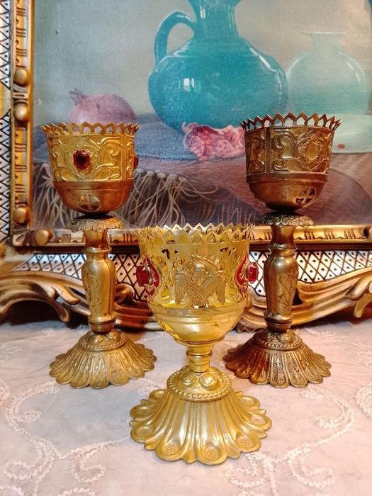 Часы старинные и кувшины подсвечники