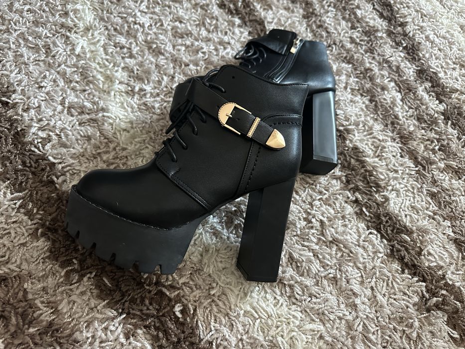 Продам ботинки женские