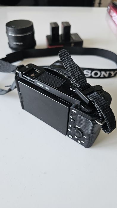 SONY ZV E10 1 cu 2 OBIECTIVE, 3 baterii incarcator
