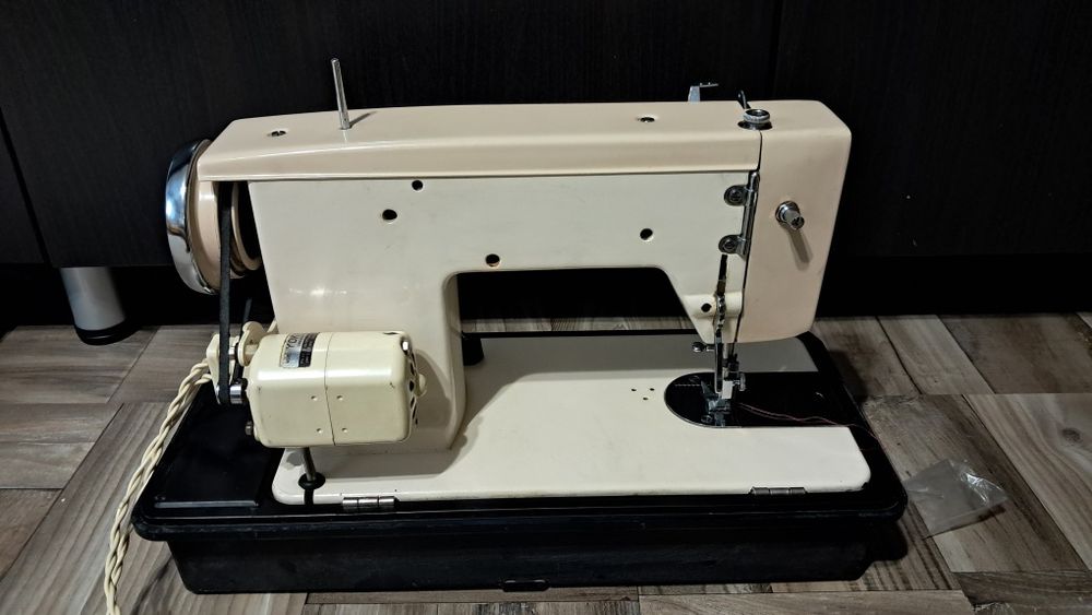 Mașină de cusut Elec