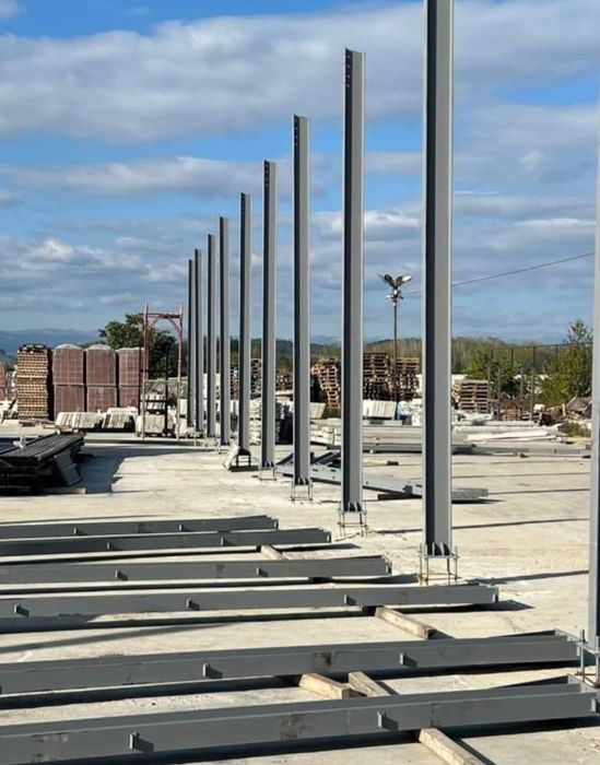 Vând structură metalică