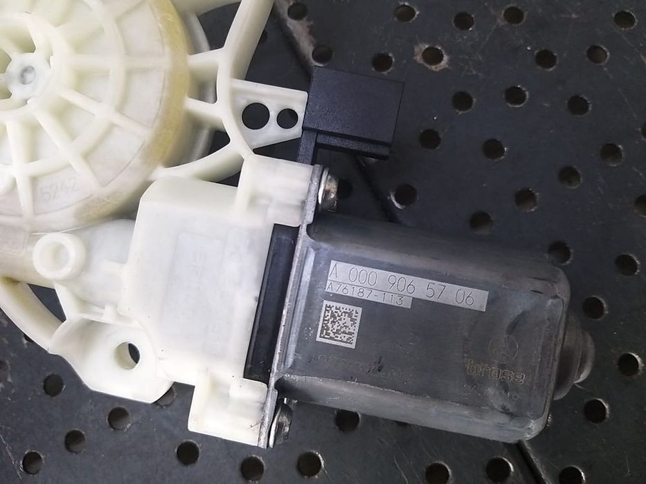 Motoras macara dreapta fata mercedes b class w247 a0009065706