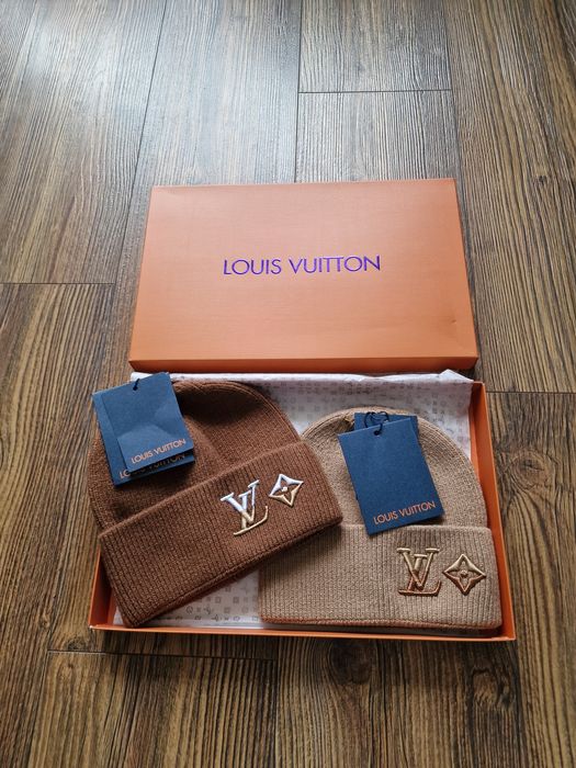 Страхотни зимни шапки LV в кутии 2 бр