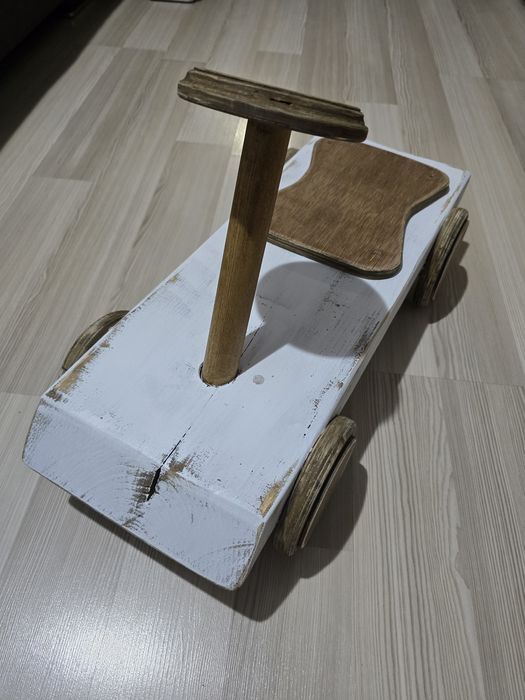 Mașinuța din lemn pentru copii