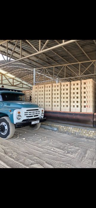 Xom va pishgan gishtlar bor