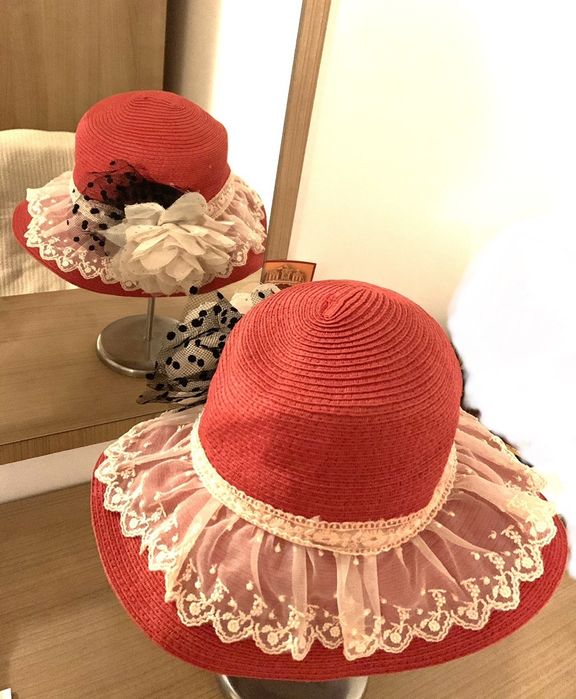 Palarie rosu cu decor