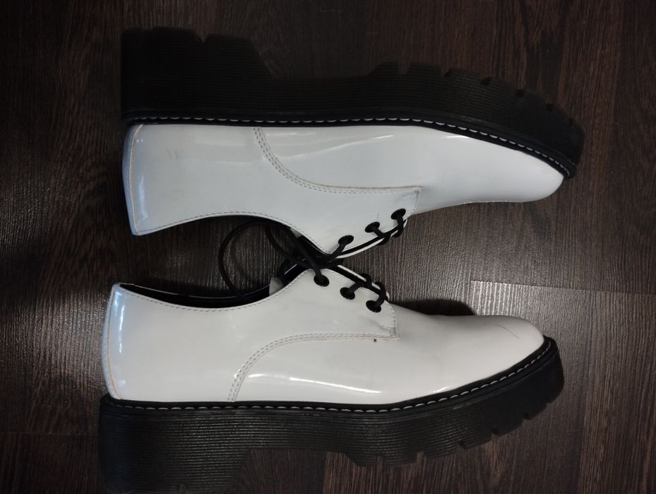 Лачени бели обувки с черна дебела подметка