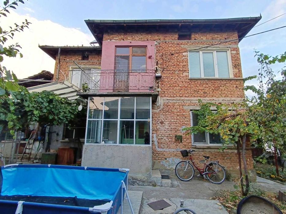 Двуетажна монолитна къща в град Дебелец