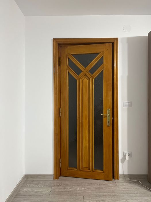 Uși interior ,lemn masiv în stare foarte bună !9 bucăți