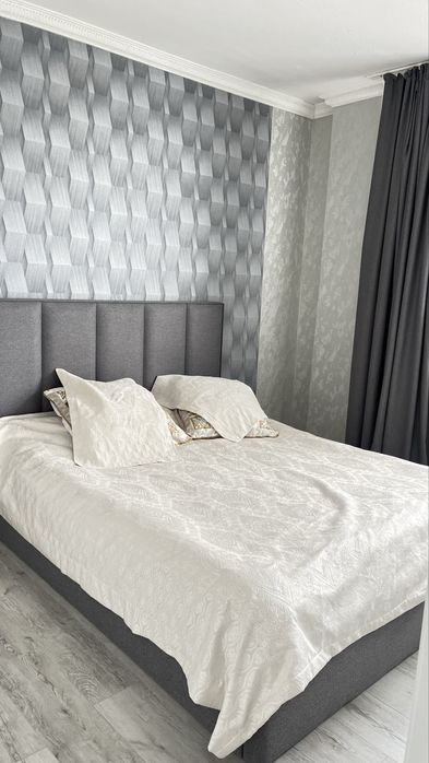 Кровать двуспальная с матрасом