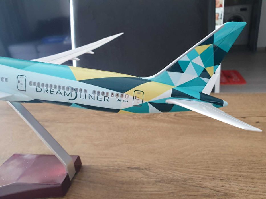 Macheta uriasa de avion Etihad Boeing 787-10 Dreamliner cu roti | Perfect pt cadou