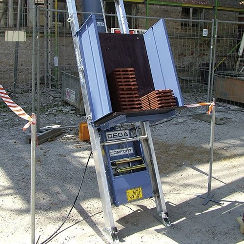 Închiriere lifturi pentru materiale,tiglă , panouri solare