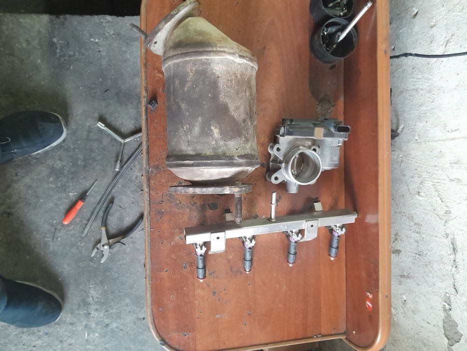 Инжектор, заслонка,  катализатор.