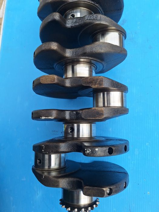 Колянов вал Audi Pasat 1.9tdi 131к като огледало от кола на малко мили