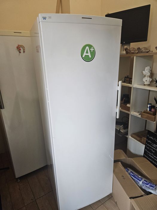 Вертикален фризер Wasco 222 л, работещ, с леки външни забележки