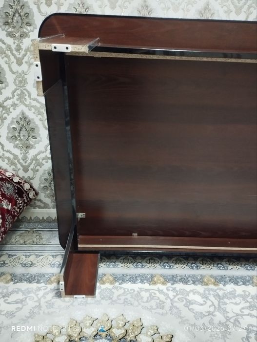 Mehmonxona uchun stol