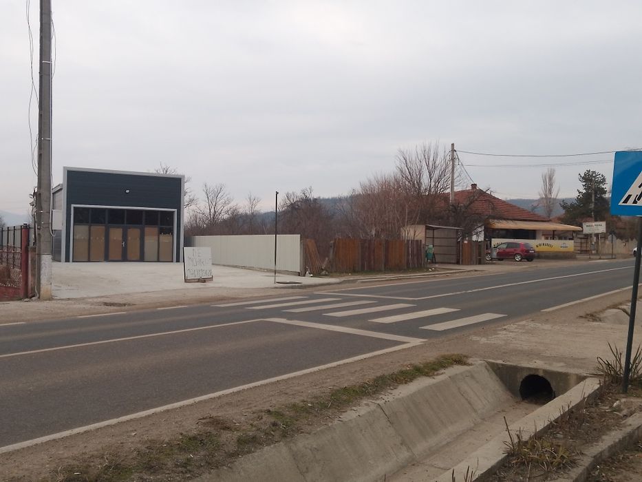 Închiriez spațiu la strada principala.