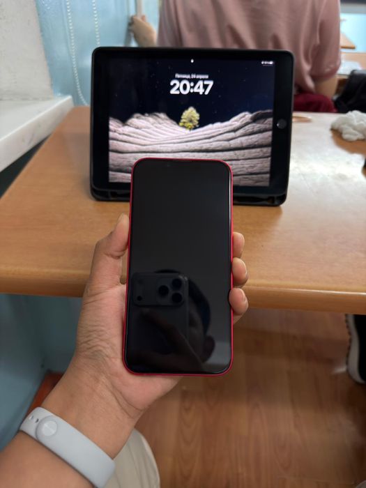 Продам айфон 14 (128gb) Product red