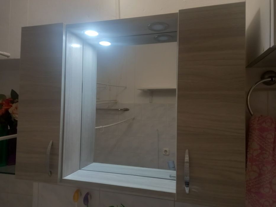 Chiuveta și dulap de baie