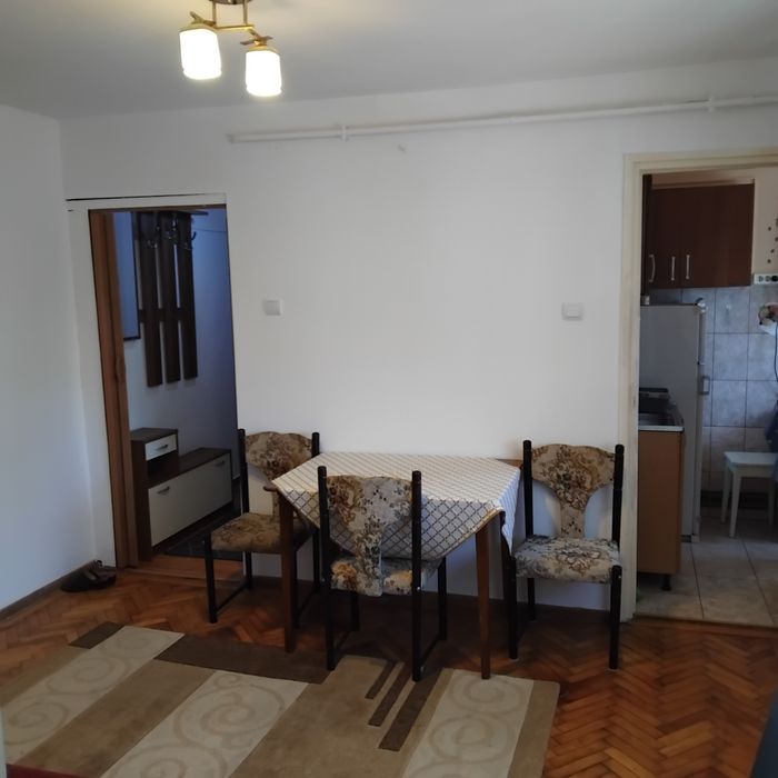 Închiriez apartament cu 2 camere