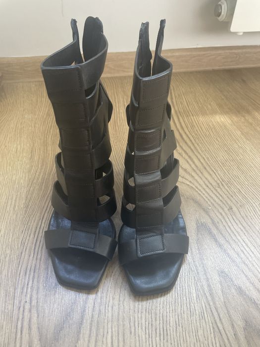 Черни и златисти сандали