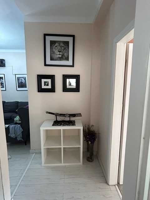 Etajere albe Ikea KALLAX 77x147 cm, KALLAX 77x77 cm, TOMNAS 92x81 cm