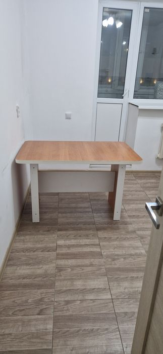 Продам кухонный стол и 4 табуретки