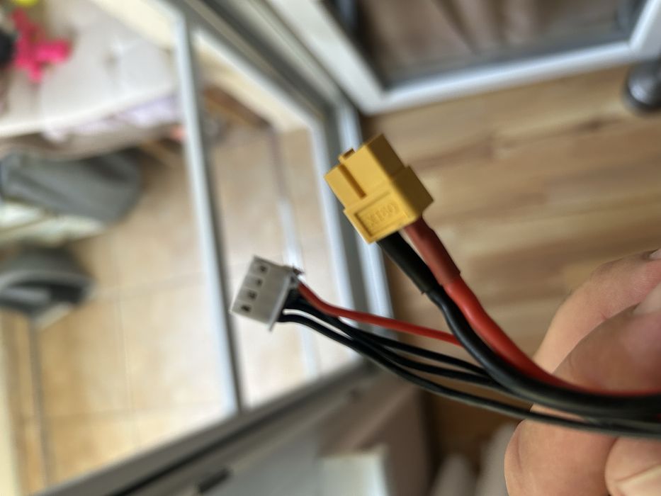 Лодка за захранка със gps и автопилот