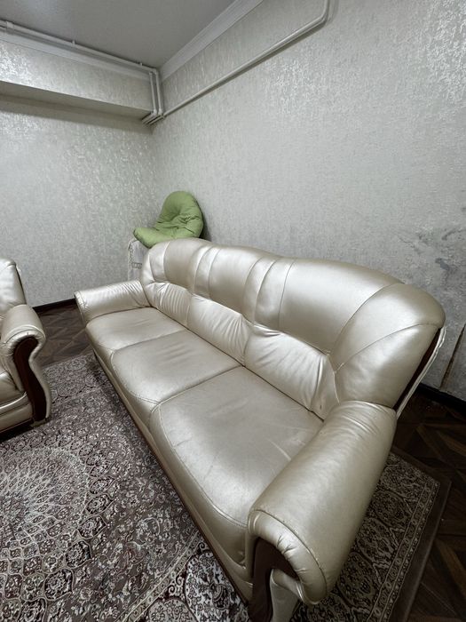 Продается диван по хорошей цене почти как новый