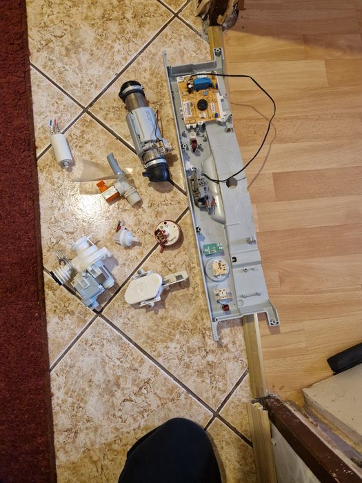 Части за съдомиялна Indesit