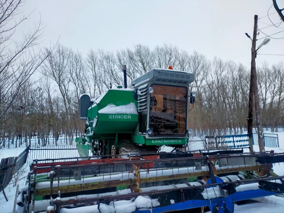 Продам комбайн, готов к уборке.