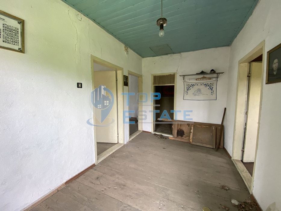 Къща с голям двор и стопански постройки в с. Косарка, област Габрово.