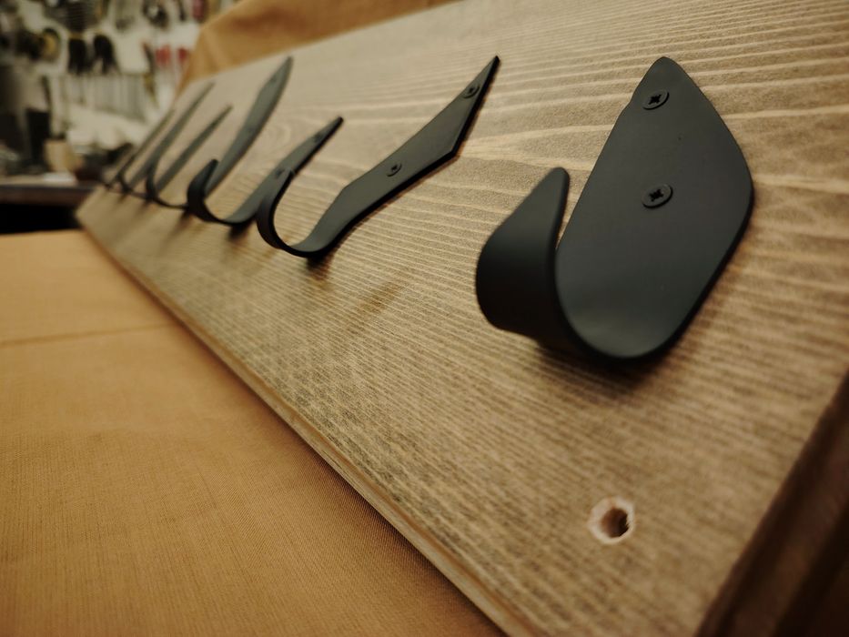 Стенни закачалки от масив