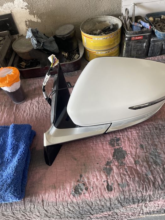 Продам боковое зеркало новый