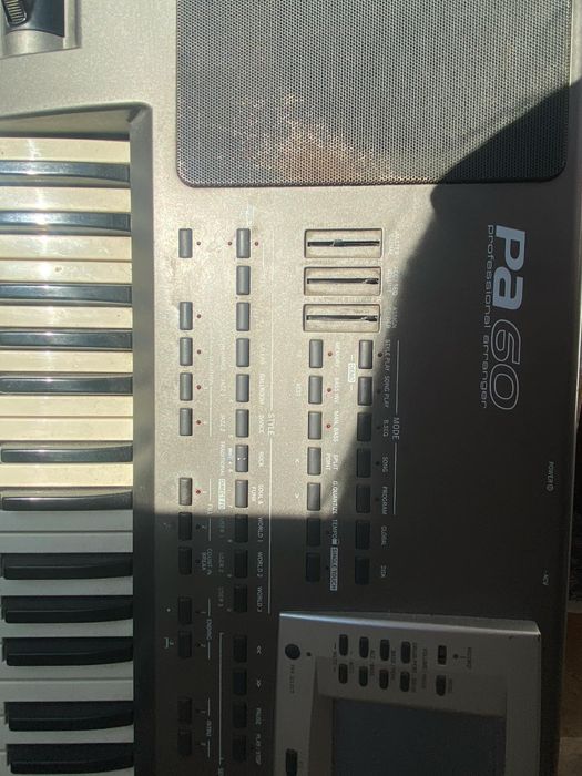 Продавам синтезатор