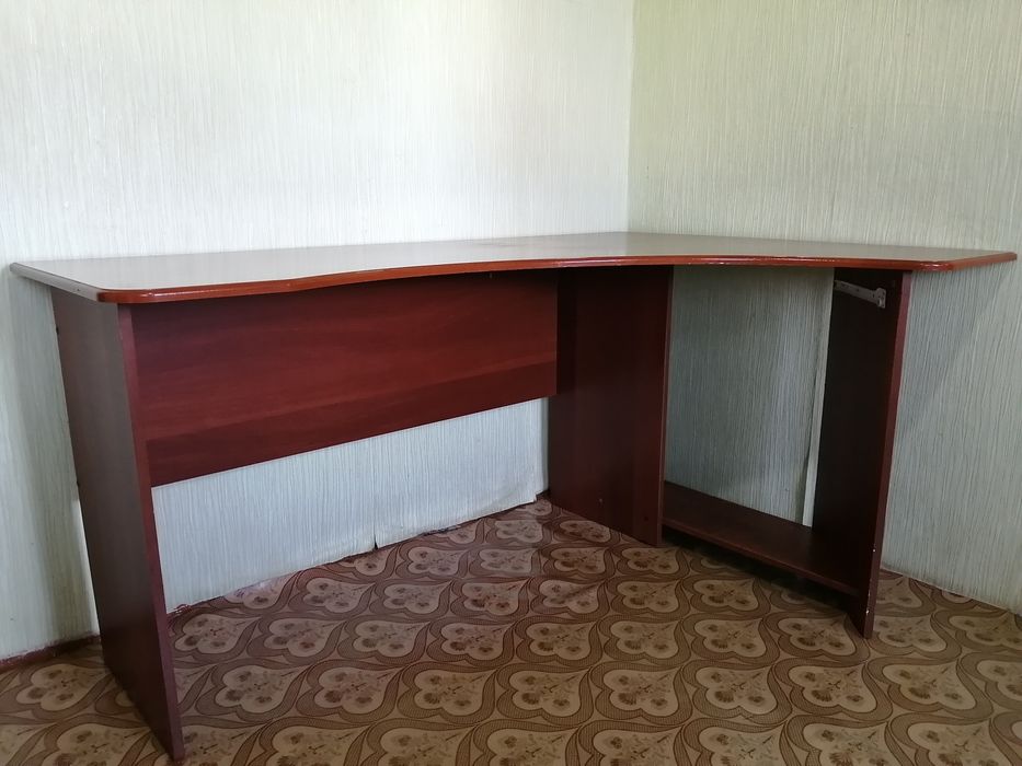 Продам стол компьютерный угловой