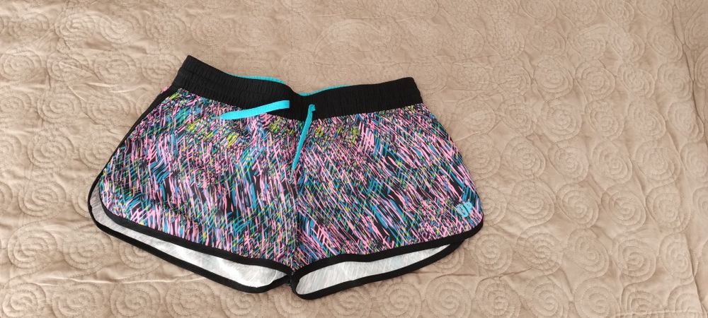 Pantaloni scurti UP marimea M femei