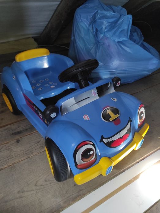 Mașinuță cu pedale