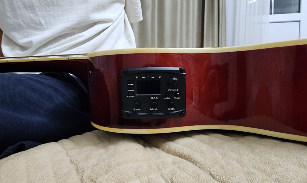 Продам гитару с тюнером